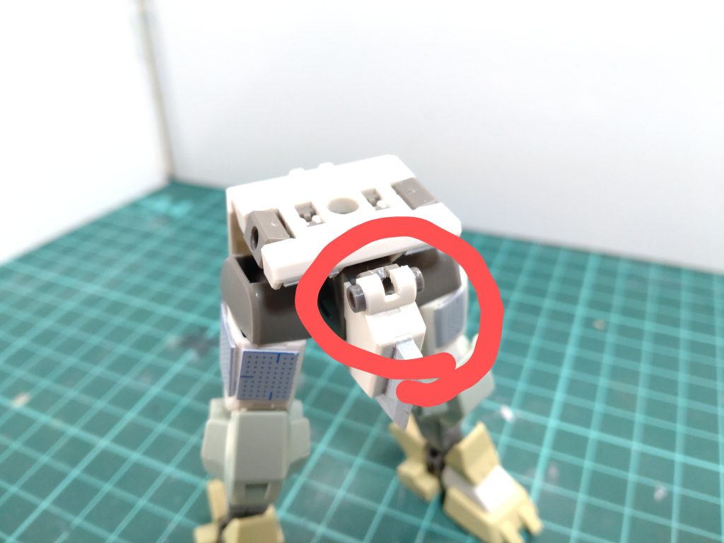 前屈姿勢がしやすいように股間部分の上部分を削りました。