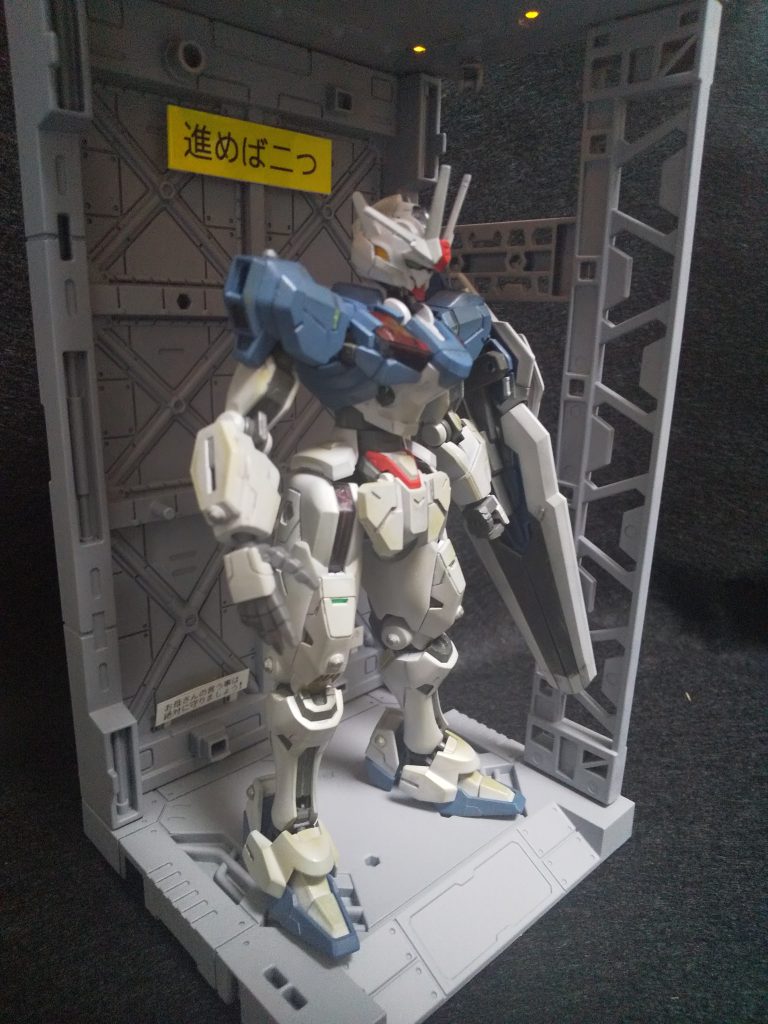 手を加えたのは塗装と一部穴埋め、ラインストーン貼付けのみ。あんまりいじるところが無いですね。どちらかというと後ろの１００均ベースのほうが手を加えてます。ただ、本体の青は濃さが気になったので水色に近づけました。自分としてはこっちのほうがしっくりします。