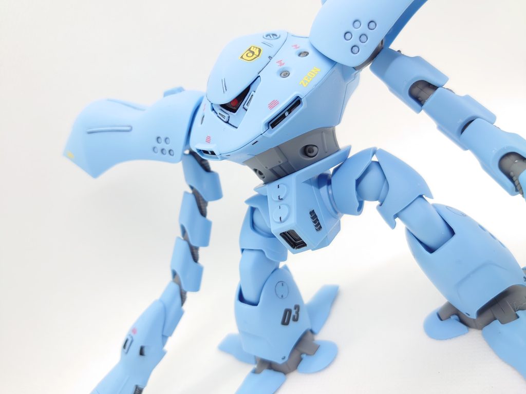 合わせ目消し、部分塗装、墨入れ、デカール、トップコートで仕上げました。両手を広げるとゆうに30cmを超える巨大キットでした。大きいは正義ですね。