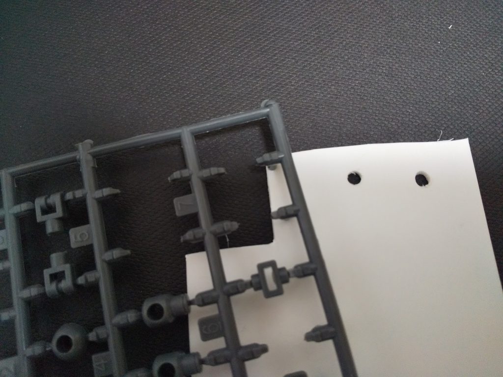 自分の拙い工作なので参考にされる方はいないと思いますが、一応作り方です。まずは余ったポリキャップのPCー002の8番を探します。無ければ諦めます。次に厚さ1mmのプラバンに3mmの穴を開けます。開ける場所は上記と次の写真を参考にしてください。