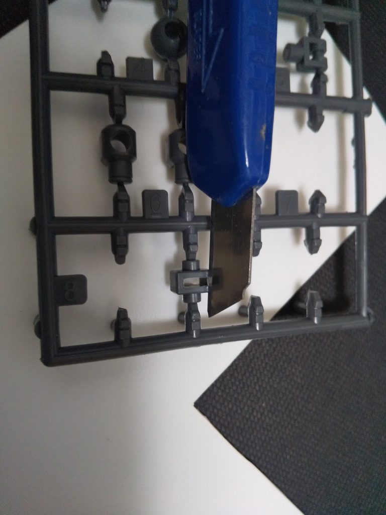 ポリキャップの長い方の両サイドを少しだけ削り取ります。