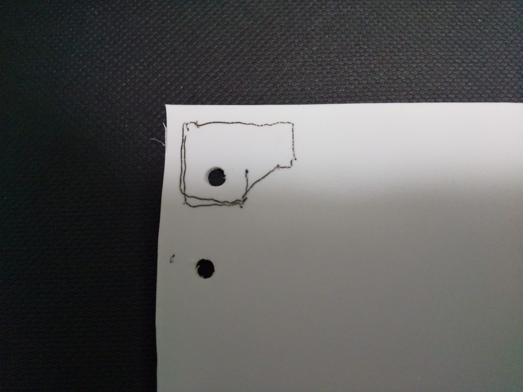 穴を開けた所を、上記のように切り取ります。