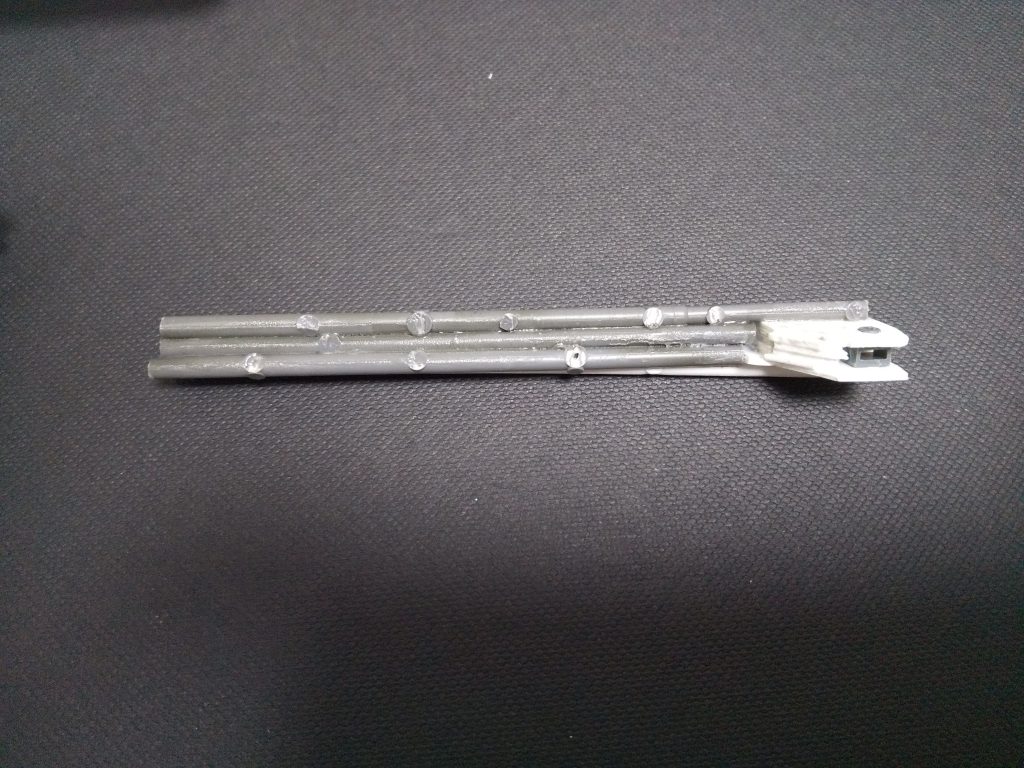 ポリキャップを切り取ったプラバンにはさんで隙間を調整。ランナーやプラ棒を束にして銃身部分をつくります。