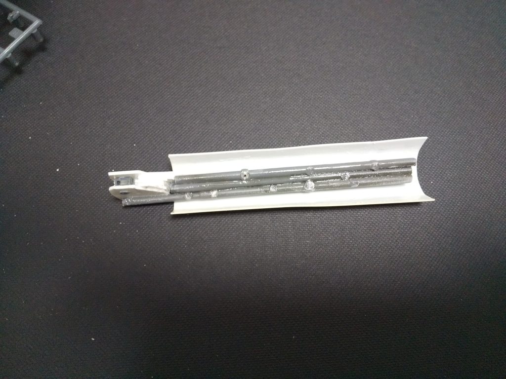 プラバンを巻いて接着します。写真では0.5mm厚のプラバンですが、0.3mmのほうが巻きやすいです。