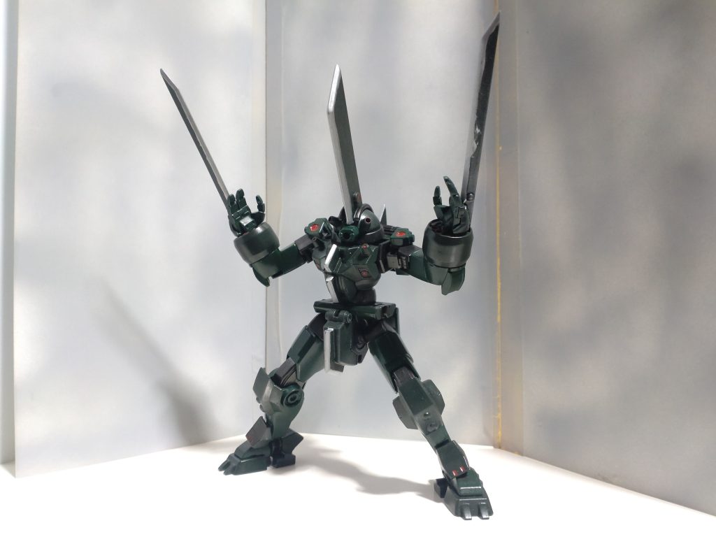 基本戦術は高いステルス性や跳躍力を活かした奇襲をメインに接近戦では全身の刃を用いた変則的な戦いをします。