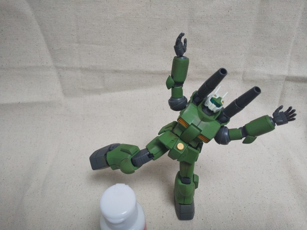 使ってみると、これまで緩くてすぐ取れてしまった腕が制作時以上にきちんと止まるようになりました。しかも多少重たい物も持ち上げられるようになりました。ということでこれを使って新しい武器を作ることにしました。