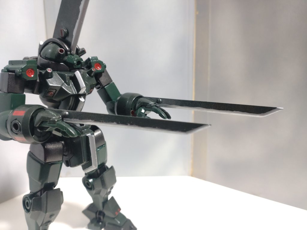 武装2 ハンドソード 両腕から生えている刀。 接近戦にてヘッドソードと組み合わせた変則的な三刀流をします。 素材はエバーグリーンのプラ棒です。あと刃パーツはメタリック系のウェザリング刷り込んでます。