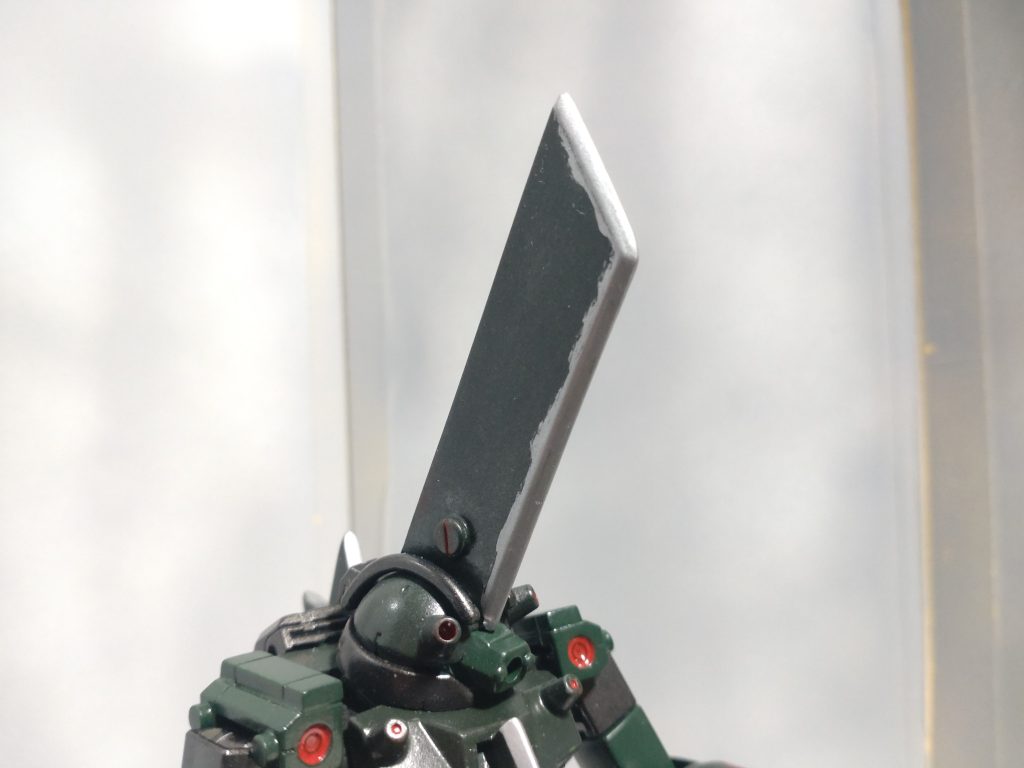 武装1 ヘッドソード頭から生えてる大型剣。 主に跳躍からの奇襲、前屈姿勢からの突進に使います。素材はWAVEのプラ板を3枚重ねて使ってます。