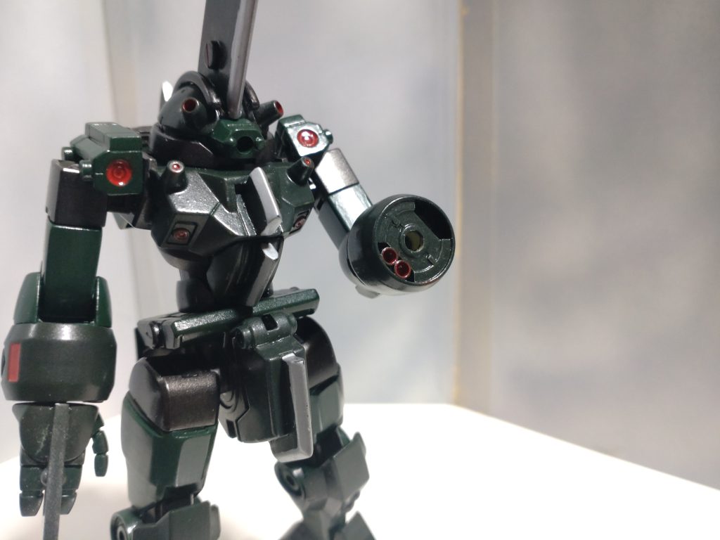 隠し武器 ビームバルカン 腕に仕込んである牽制及び剣が破壊されたとき用のバルカン。 腕の空きスペースにプラパイプを挿して作りました。