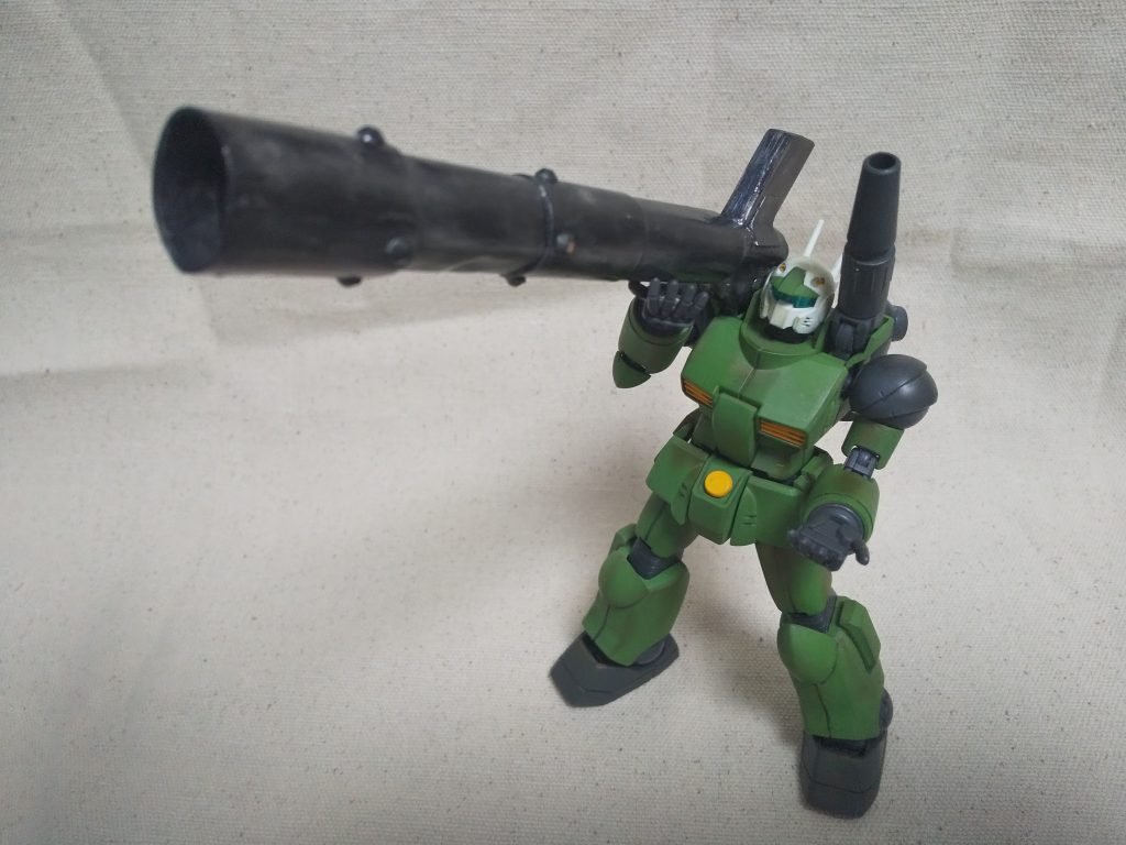 パーマネントマットバーニッシュのおかげでこんな感じに装備できます。ちなみに一発撃つたびに後ろに吹き飛ぶので、他のモビルスーツに支えてもらいます。また、敵が近づく前に元のキャノンに換装しなくてはいけません。さらに砲身がやや歪んでいるので命中率が低いです。