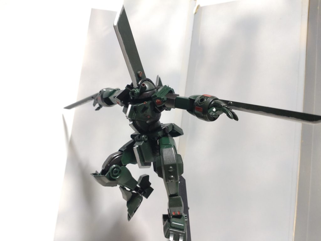 必殺のジャンプ斬り跳躍からの急降下で敵を一刀両断にします。