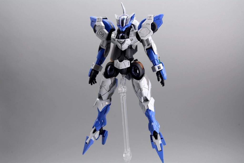 ■フロントビューカラーリングを変更してヒロイックなイメージにしてみました浮遊させて配置するため、脚部の肉抜き穴は埋めました