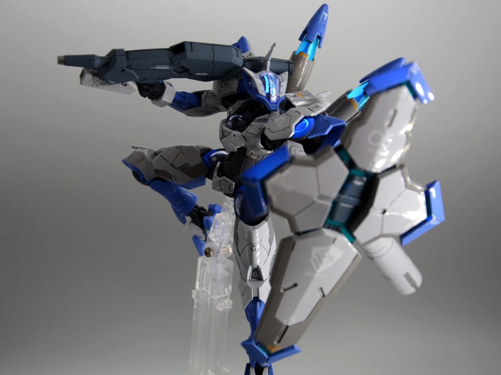 ■ポージング2ブラックライトで顔のセンサー?、アンチドートユニット(背中&盾)のどちらもビコーンします