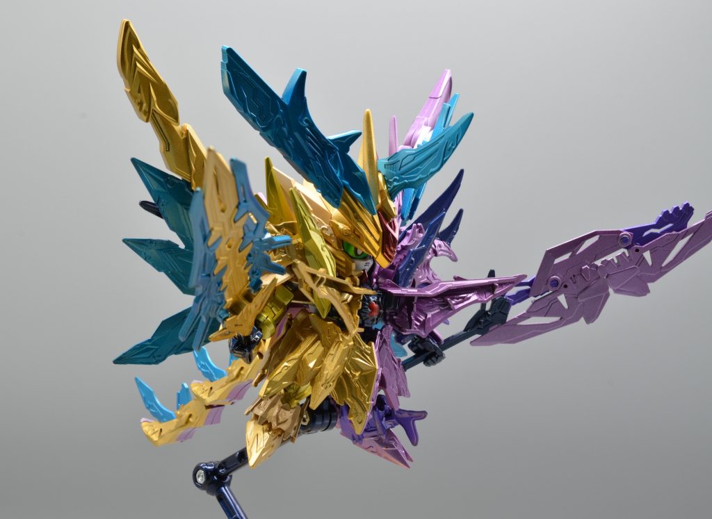 左半身はスターブライトゴールド、スターブライトブラス、スーパーリッチゴールドで塗装してあります。