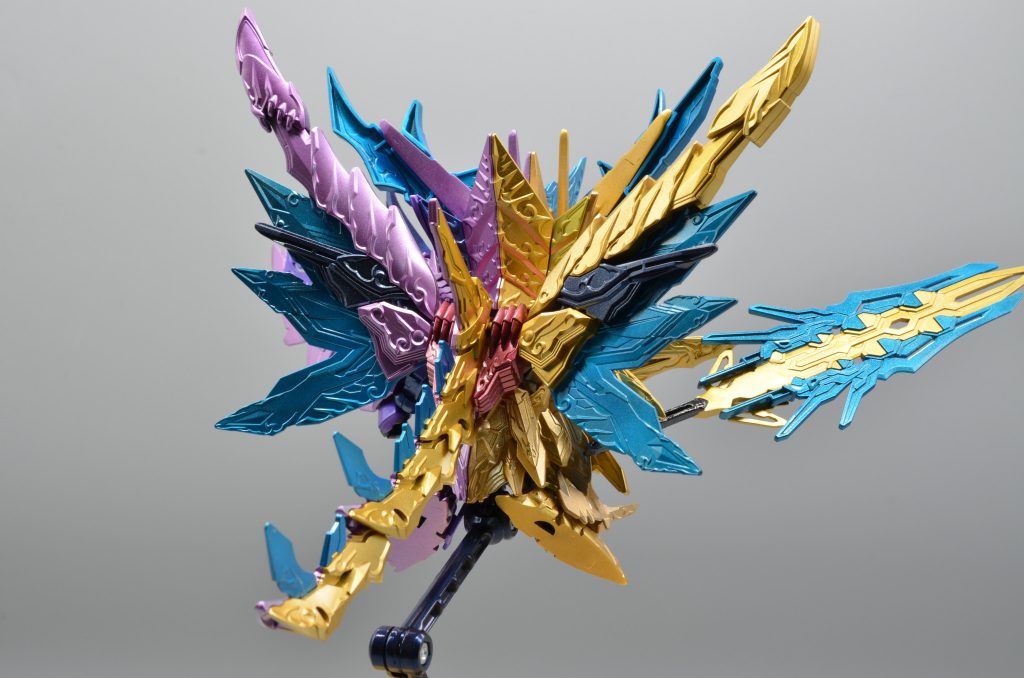 翼などはシルバー下地にクリアーブルーを吹いています。