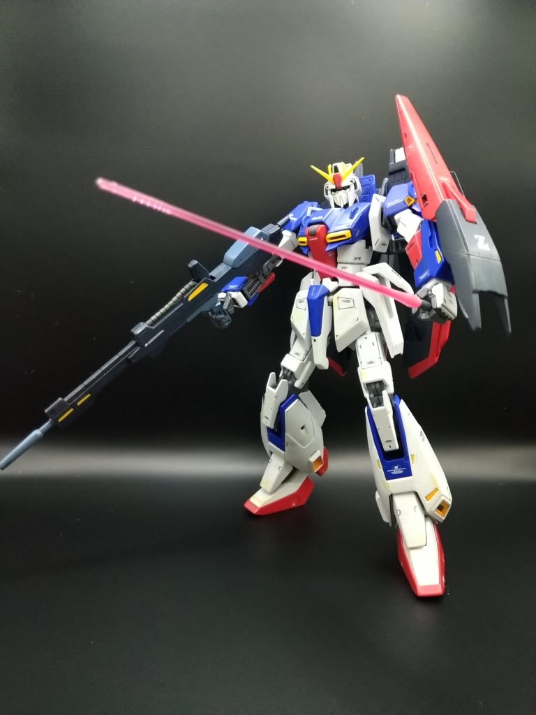 キット付属のテフロンシールとドライデカールを付けた状態でドライデカール何枚か失敗しました。ここから水転写式のクレイズとガンダムデカールを追加してあります。