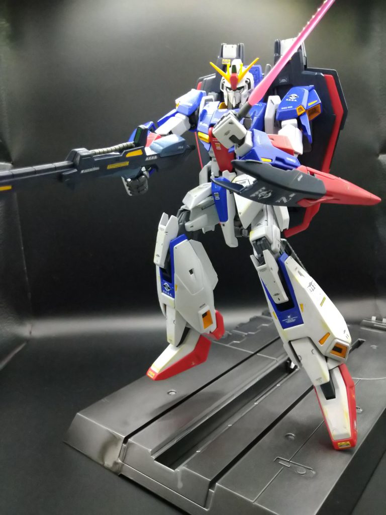 アクションポーズ。スタンドもヒケ、パーティングラインが酷く手作業で徹底的に磨いてあります。