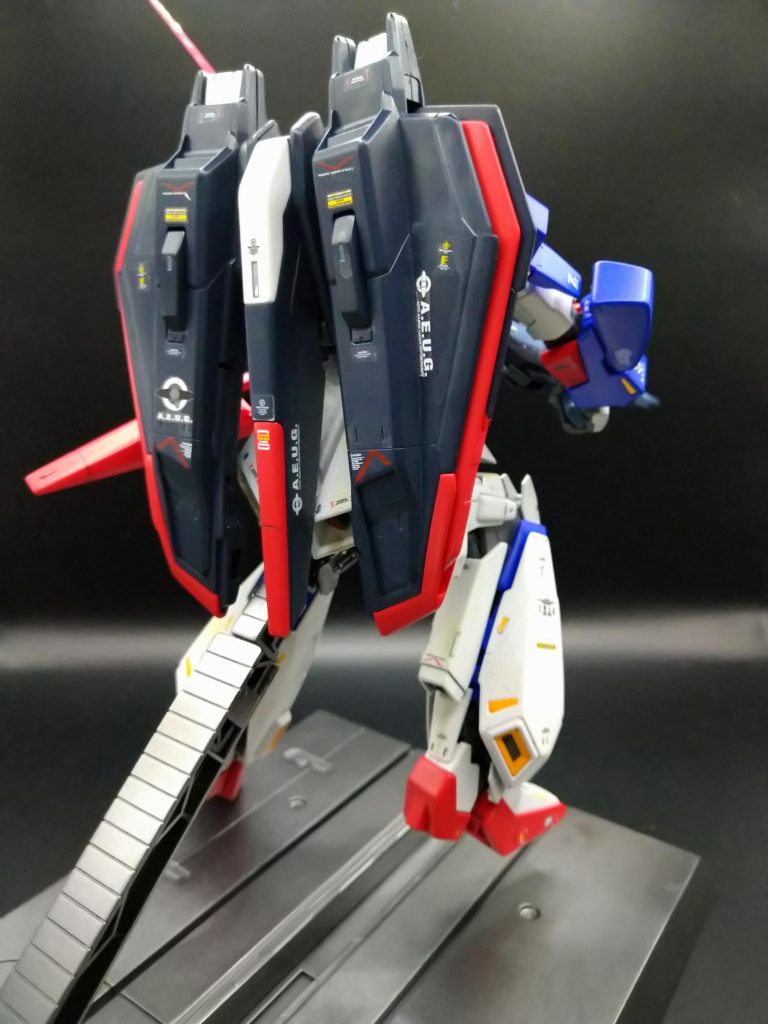 バインダーの混色も今回は赤色を混ぜてHGUCとは調合比を変えて拘りました。単色ではこの色味は再現できないのですわ。イメージに近づける感じで＼(^o^)／