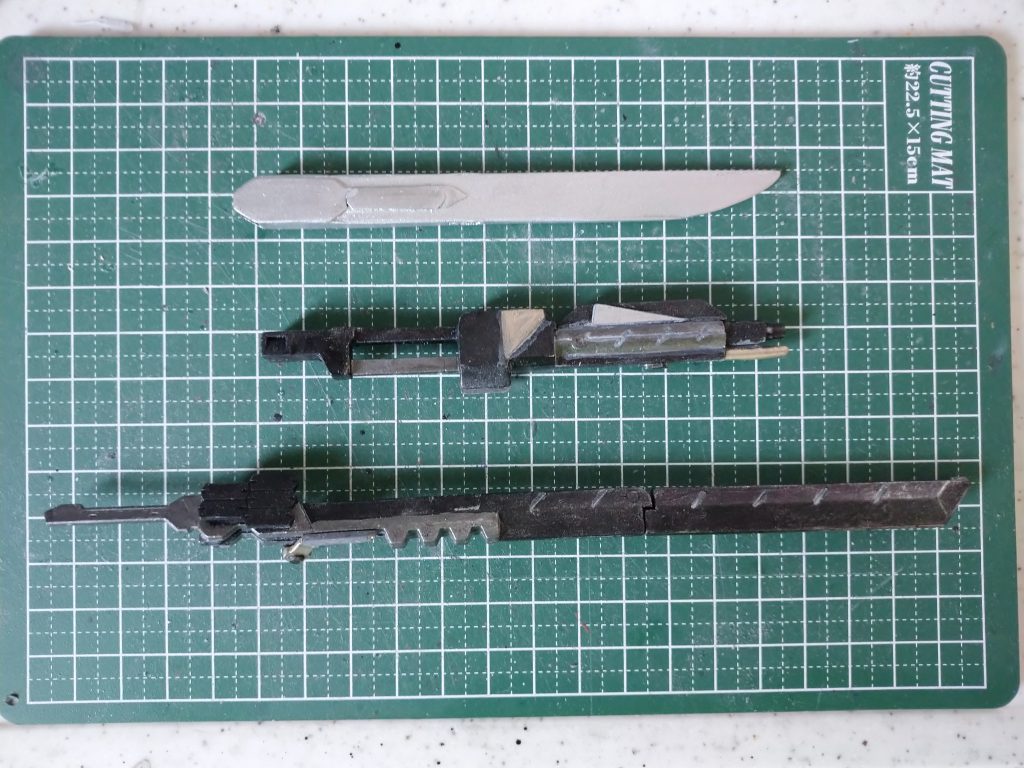 これがベース!まぁ、アシュタロトの剣ですね。シルバーのはビームエフェクト。既存のビームサーベルにプラ板を張り合わせて作成。