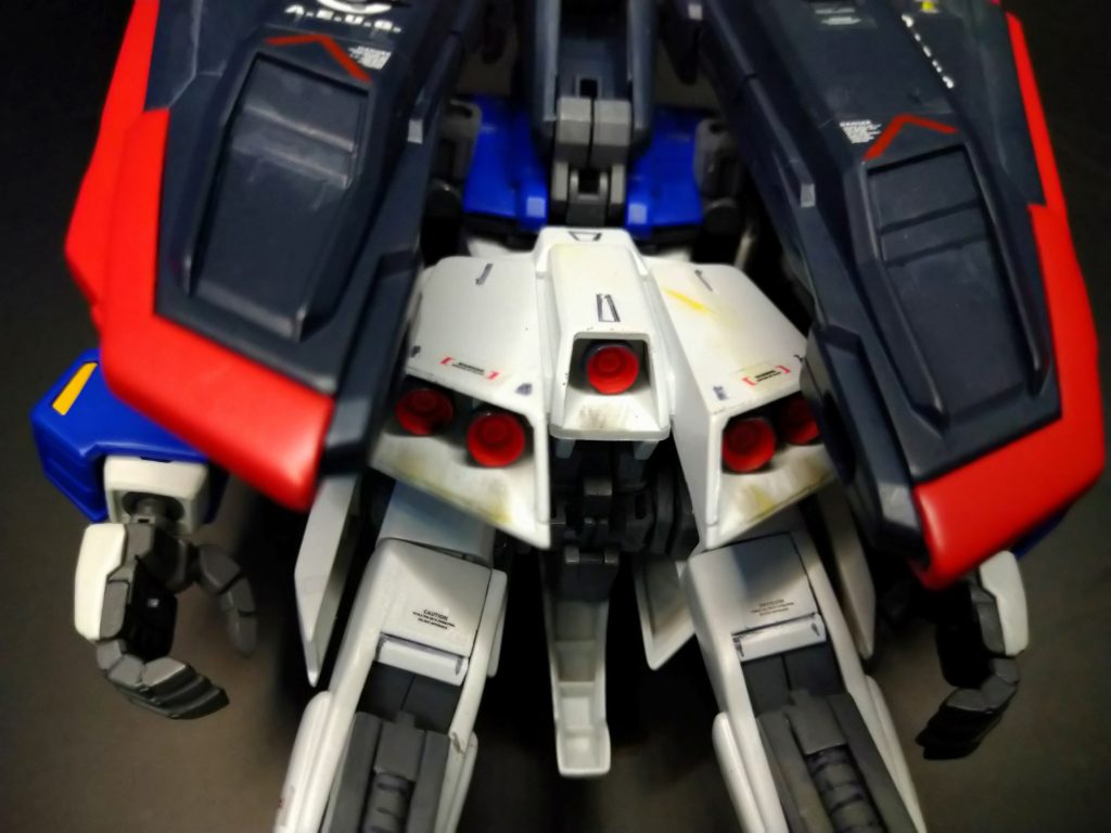 ここもウェザリングマスター。バーニアノズルの外側はニッパーカット部をサンディングした後にバインダーと同じ色を筆塗り仕上げです。