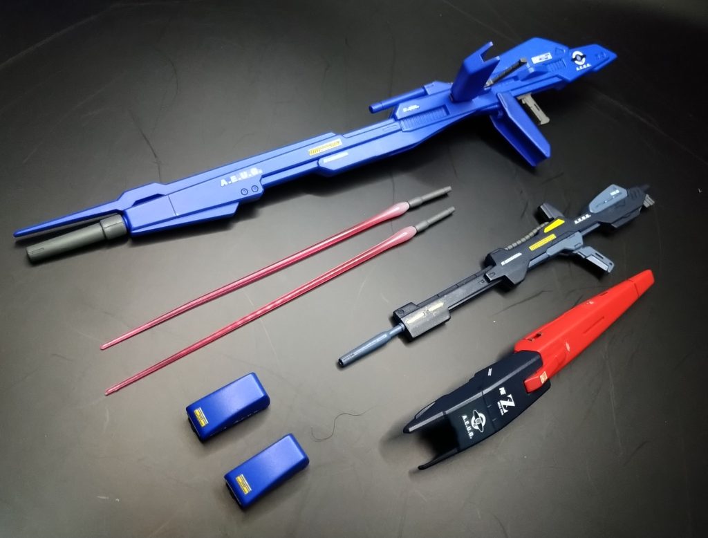 各種武器。サーベルはカット部を磨き軽く根本をシルバーとホワイトで吹いてあります。メガランチャーグリップのパーティングラインも全てサンディング処理しました。