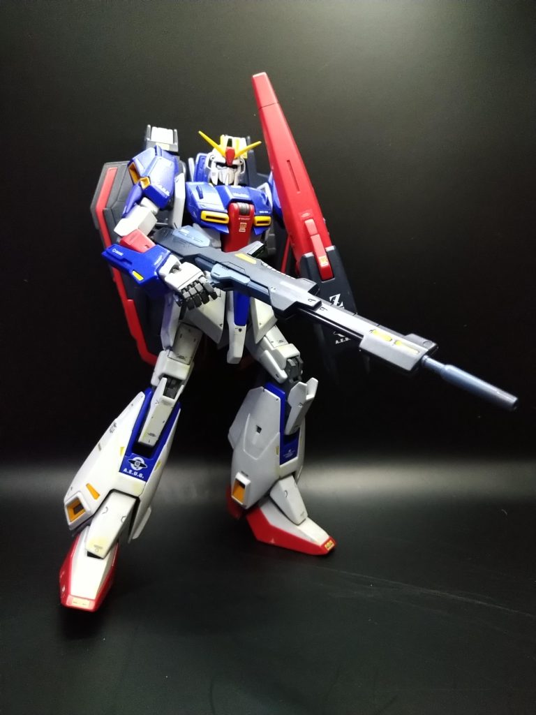 ビームライフル。ケーブル以外は拘りでMkⅡで使った混色のブルーグレーをそのまま筆塗りで使用しました。