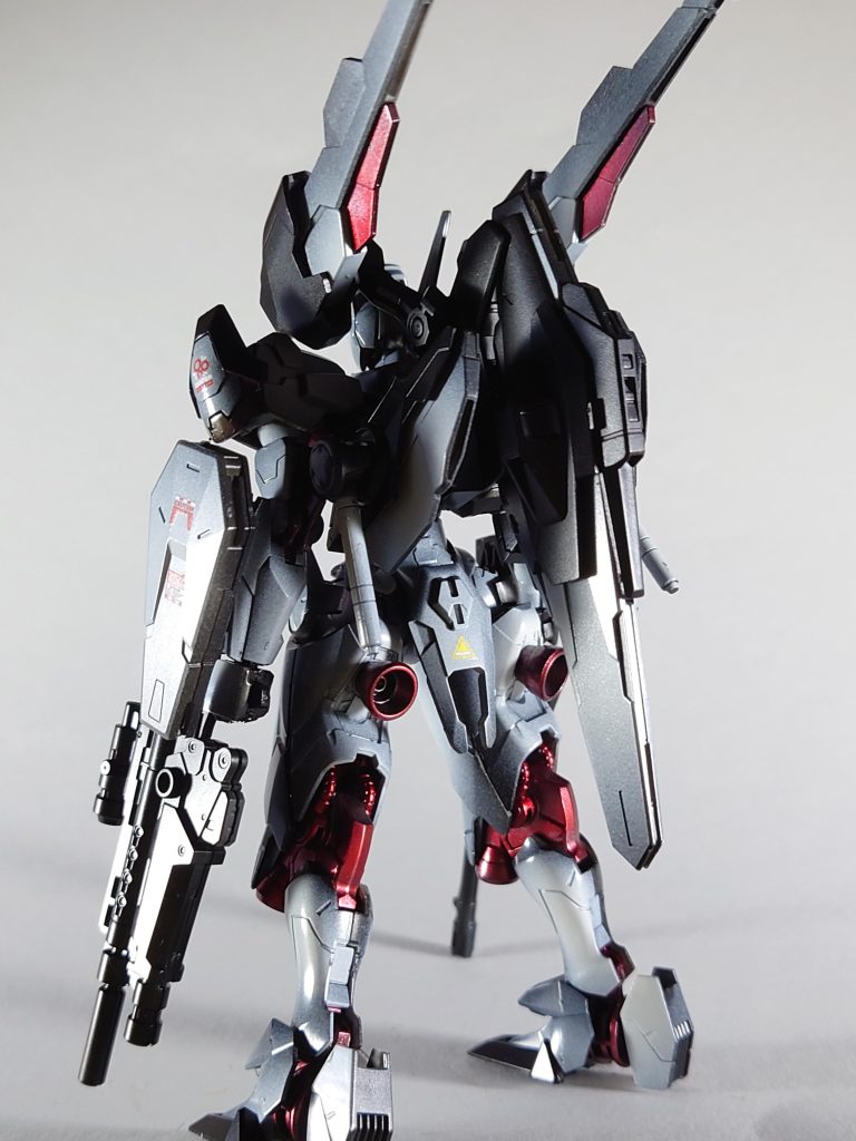 正面と背面からほぼキットそのままなんですが、シルエットが重武装高機動っぽく見えるかな〜って感じに変えてみました！両手にライフルも持たせちゃいました！イメージとしては普段はビットオンの高機動で両手に構えたライフルの火力を押し付けて、奥の手としてパーメットスコアのレベルを上げてビットを利用したオールレンジ攻撃をする〜みたいな感じです(めっちゃふわふわしてる…)カラーリングは白と赤ベースです！前のとめちゃくちゃ被ってました！！