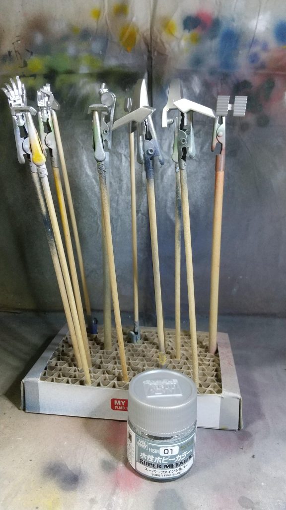 シルバーは新発売の水性ホビーカラースーパーファインシルバーです。きめが細かくきれいなシルバー塗装が出来ました。(他のMSの部品もついでに)これにクリア塗料を上塗りするときれいなメタリックになりそうです。水性でこの価格はかなり良い。写真にないですが、黒部は水性アクリジョンの赤鉄色です。墨入れはイラスト用顔料インク0.03mm。