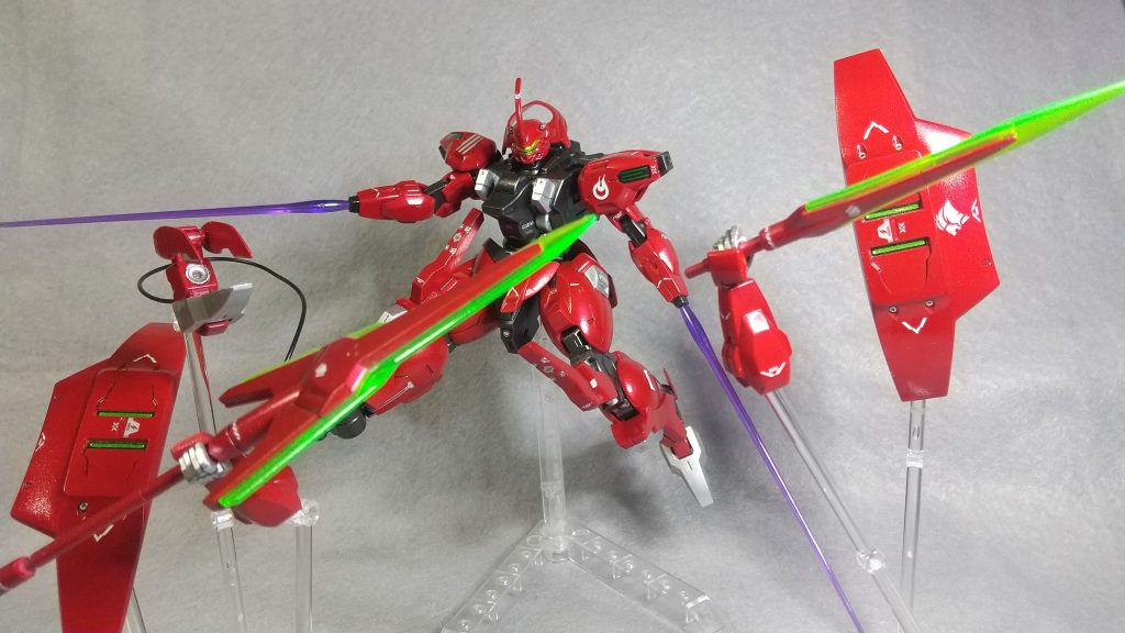 付属の簡易ディスプレイベースとウエポンディスプレイベースで腕、足、シールドが分離してディスプレイできます。ドローンということですが、パイロットの意のままに操れればガンダムに負けない装備を感じます。