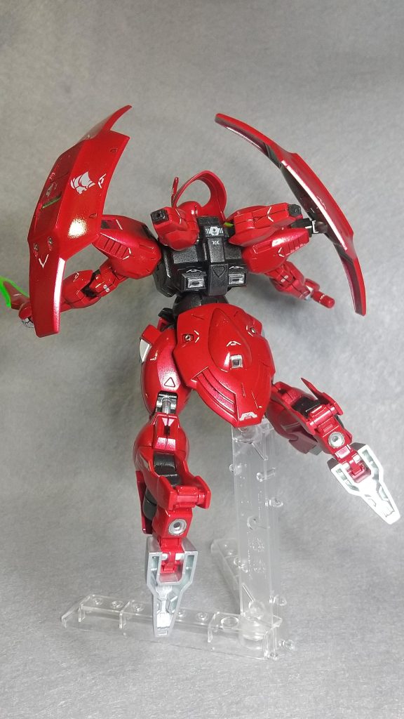 背面です。バーニアや膝関節の部分塗装などシルバーで筆塗り塗装です。肉抜き処理はしてません。内部にディテールもあったのでそのまま塗装で表現にしました。