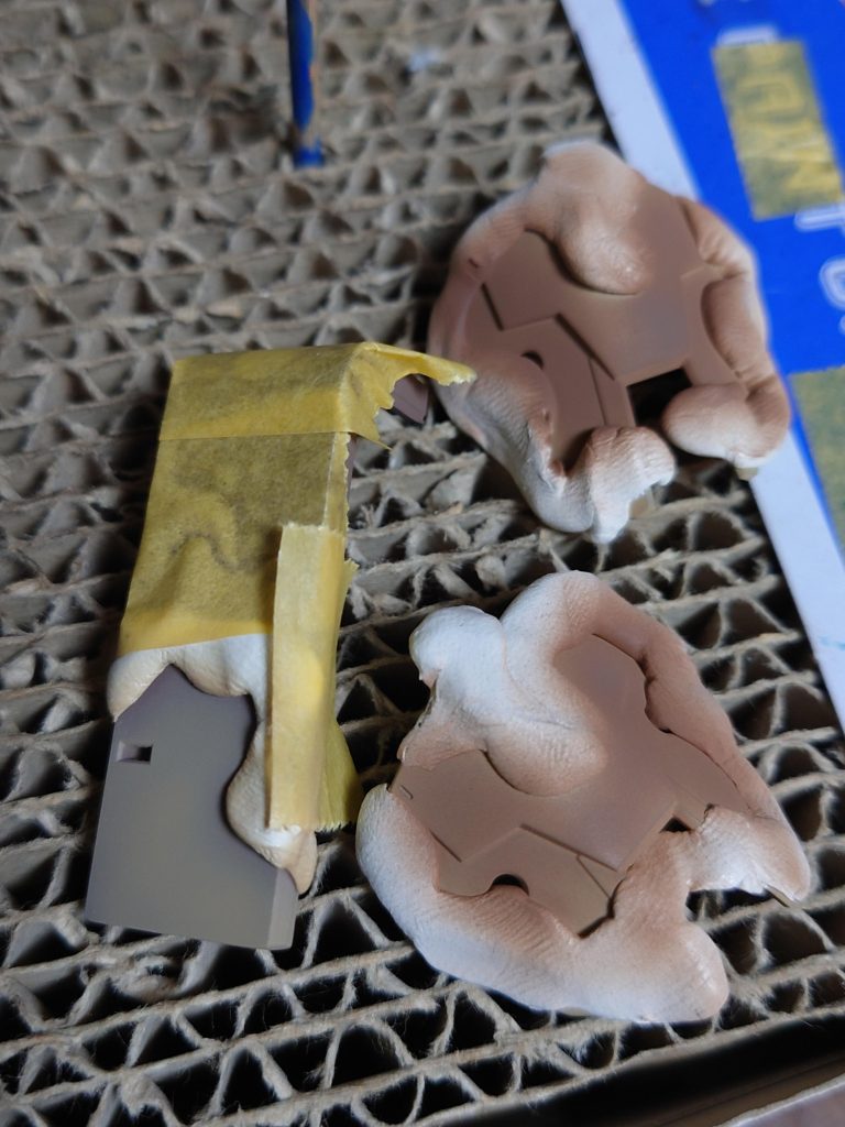 迷彩柄は、いわゆる練り消しのひっつき虫をマスキング代わりに模様描いて、少しずつ色をエアブラシしました。