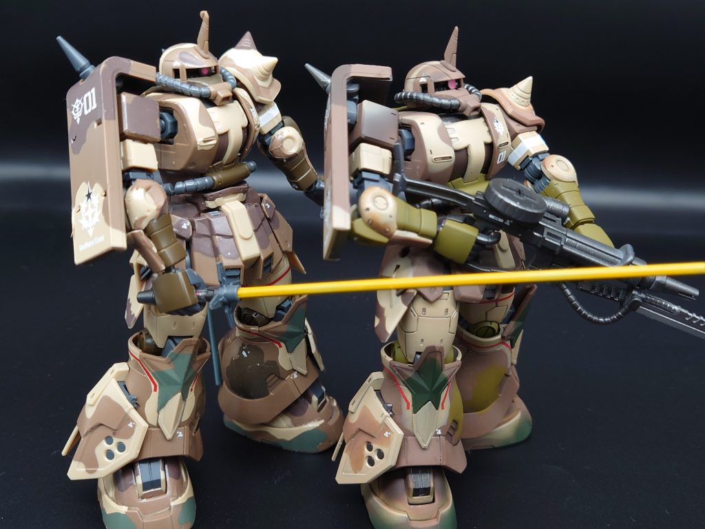 左側が、成型色に迷彩デカールで作ったノーマルバージョン 右側が今回エアブラシ塗装で迷彩表現したバージョンです!