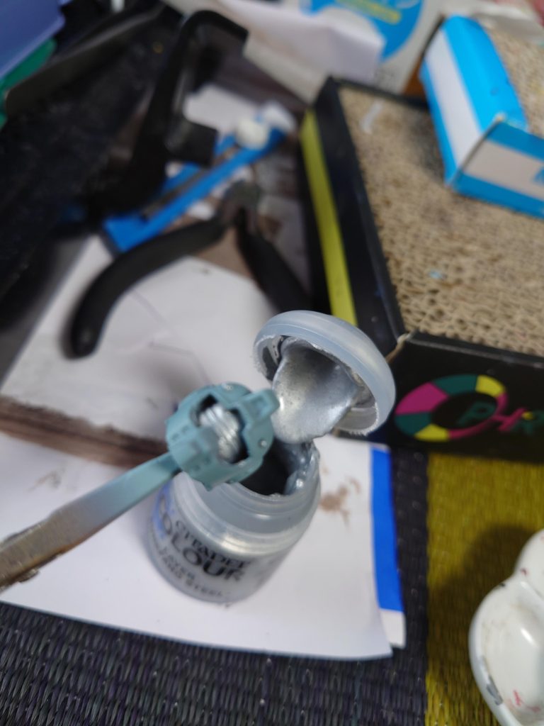 制作工程で気を付けてたのは、バイザーの中身だけシタデルでシルバー色に部分塗装したくらいで、ほかには特段何もないです(汗)