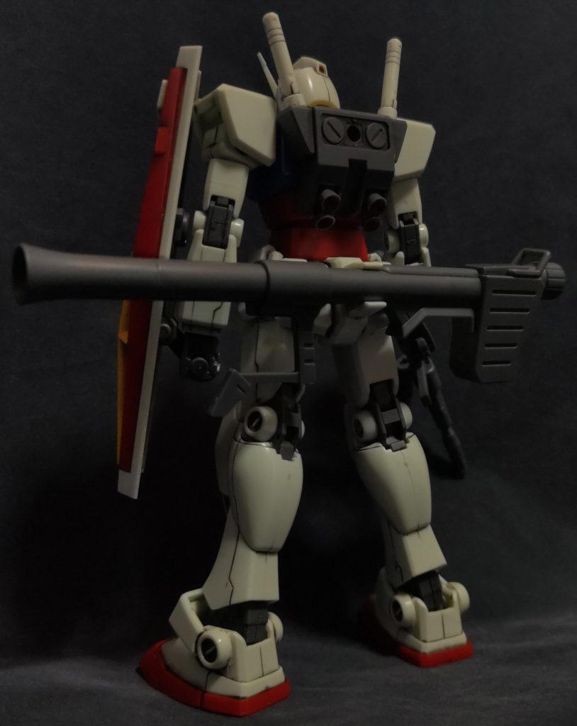 ななめ後ろ。スラスターは組み立て中に紛失してしまったので、やむなく変更しています。