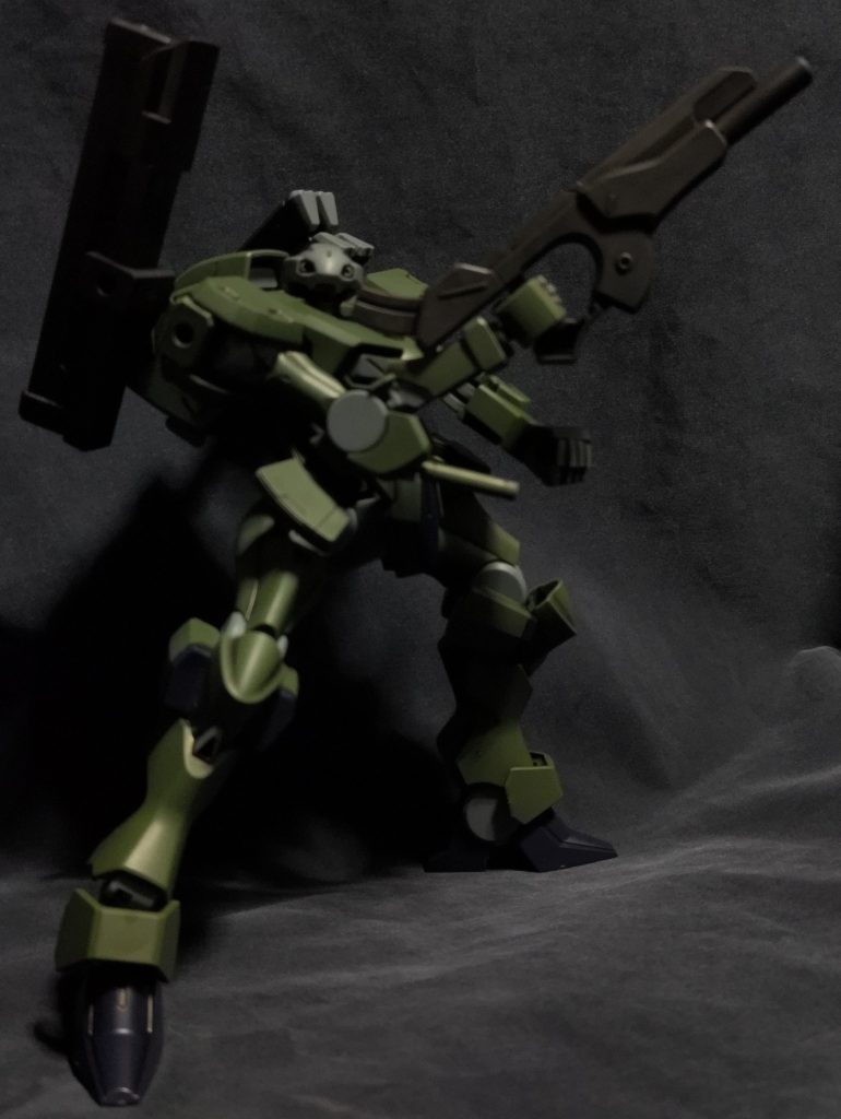 一部部品を切り取る事で、ビームサーベルのマウントラッチを可動化出来ます♪