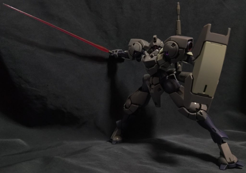 ビームサーベルを構えて。以上です。お目汚し失礼しました。