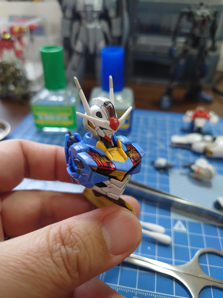 デカール貼り。老眼にはキッツいです。