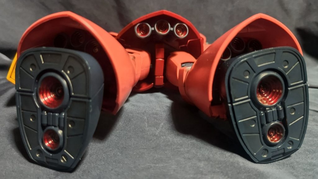 分かりにくいですが、スラスター類は、ガンダムマーカーのメタリックレッドで部分塗装しています。以上です。お目汚し失礼しました。