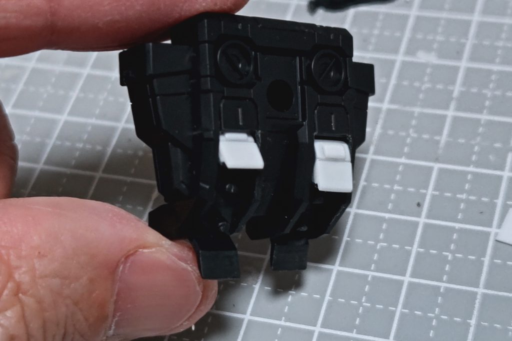 バーニアのフィンが貧弱だったのと、パーティングラインを削るとモールドも消えてしまうので、思いきってプラ版で新造。