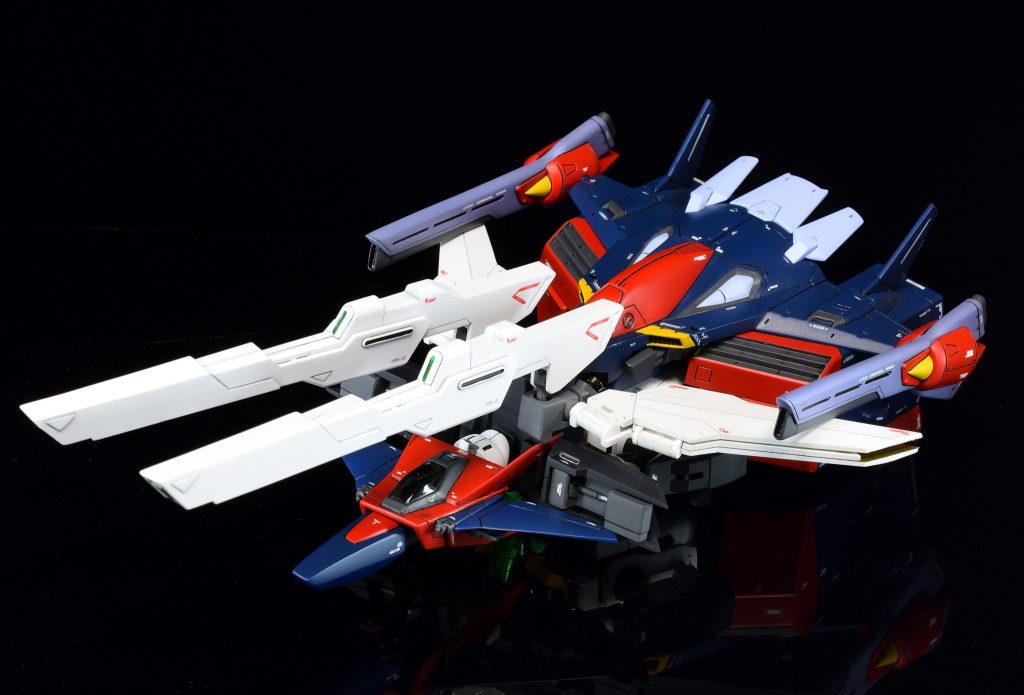 ガンダムDX収納形態。この状態への接続は今回の制作予定にはなかったため、写真は機首部分を無理やりはめ込んでいるなんちゃって形態です。