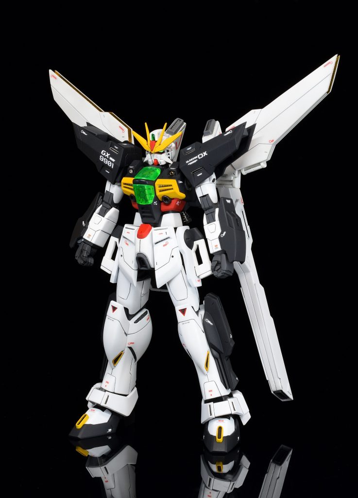 腕関節がオールガンダムプロジェクト共通の円形デザインのため、好みで直線的な形状に加工しています。各部ラジエータープレートは発光・非発光状態の2種用意。足パーツはガンダムヘリオスのものを使用・加工しています。