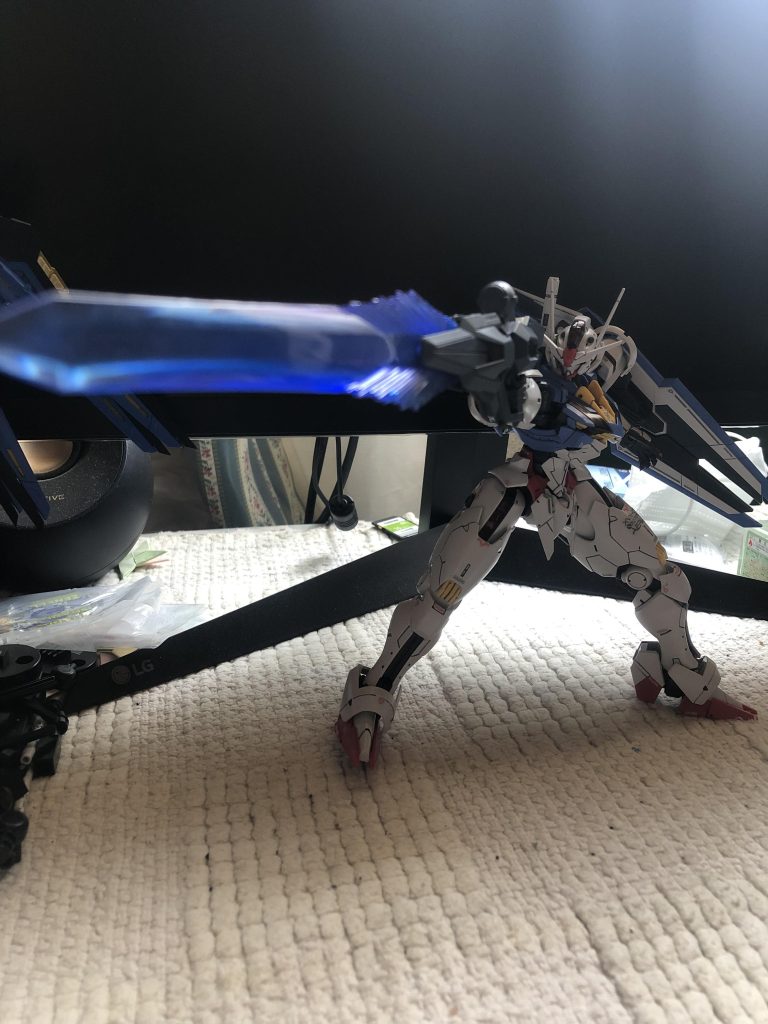 個人的にカッコイイなぁ・・・と思ったポージングだったりします(^^;)HGの可動域も凄かったけど、フルメカだと更に凄くてイジってて楽しいですw