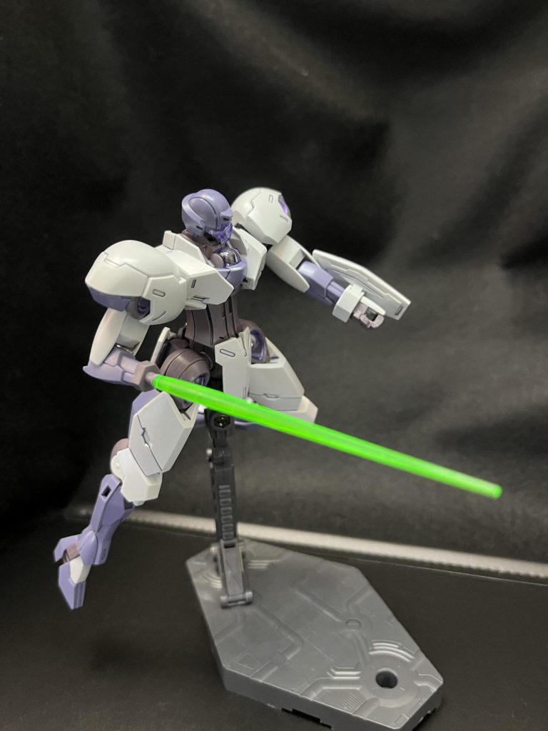 武器はシンプルに、内蔵ビームサーベル兼ビームライフルと盾のみ。