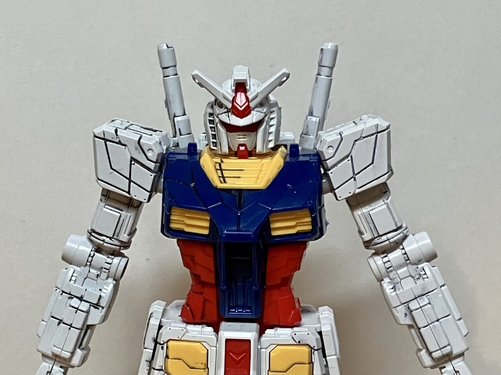 とにかく小さい！1/144より小さいともう手を入れようという度胸もなく、とりあえずスミ入れしとくかと始めたのですが、F00はディテールが細かくて、思ったよりカッコいいなぁと感じています