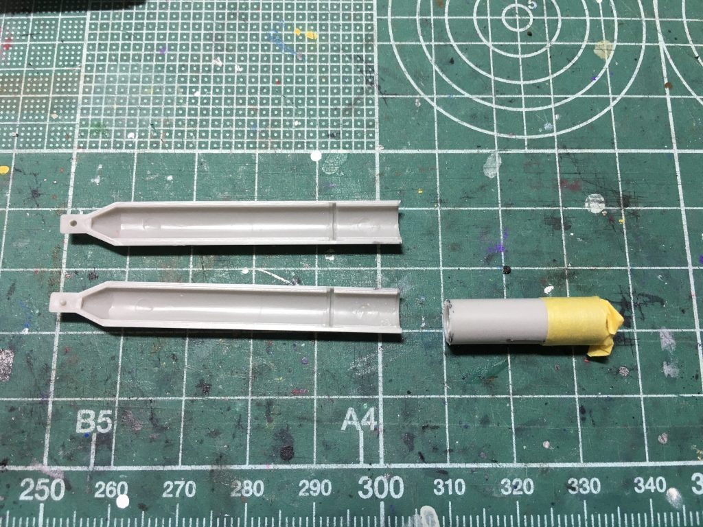 増槽タンクとバウマルトはどちらもウェーブの「G・タンク ショート」をベースにしています。要接着だったのでマスキングテープで仮止めした状態でデザインナイフで削り、取り付け穴を設けています。 塗装はガンダムマーカー、30MMマーカーです。グレー1=30MMダークグレーグレー2=ガンダムマーカー ガンダムグレーグレー3=同メカグレーグレー4=同ジオングレー黒=同ブラック紺=同ティターンズブルー青=同メタブルーゴーグル内部銀=同メッキシルバー 塗装後は瓶入りの水性ホビーカラーつや消しをイージーペインターで吹いています。