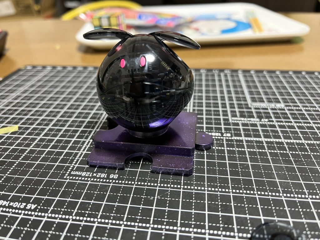 クレオス→C、ガイアノーツ→G、フィニッシャーズ→F、タミヤ→T外装→#400〜#2000までヤスリがけ後、フィニッシュプレートでテカテカにしてShow upのコンパウンド荒目と仕上げ目、その後ガラスコーティングしました。内部メカ→EVOブラック(G)→EXブラック(G)→スターブライトシルバー(G)一部部分塗装にタミヤのエナメル(ゴールドやメタリックブルー)使用。耳？→EVOブラック(G)→EXクリア(G)→スターブライトシルバー(G)→クリアーレッド(T)手足と台座→EVOブラック(G)→EXクリア(G)→スターブライトシルバー(G)→クリアーパープル(G)