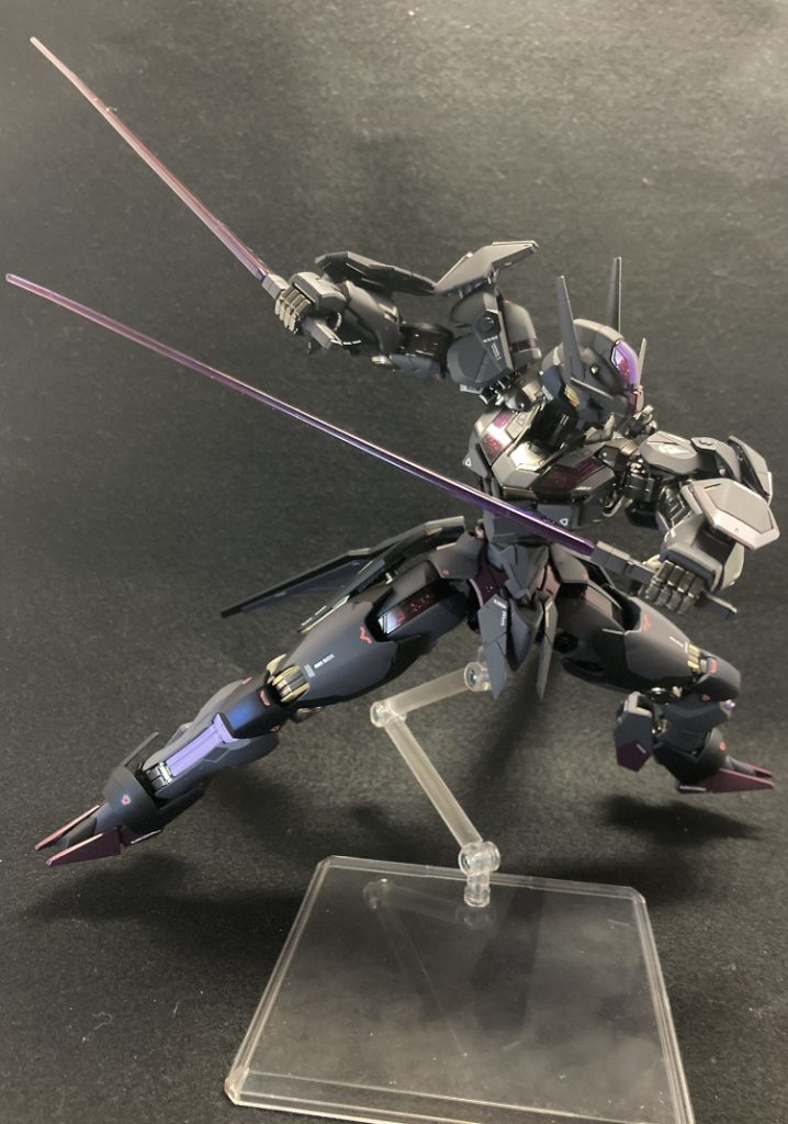 ビットオンフォームでも何枚か二刀流はやっぱりいいですね！青いビームサーベルはクリアレッドで塗装し、クリアパープルにしました！こういう闇キャラには逆手持ちが似合う気がするんですが、僕だけですかね🤔