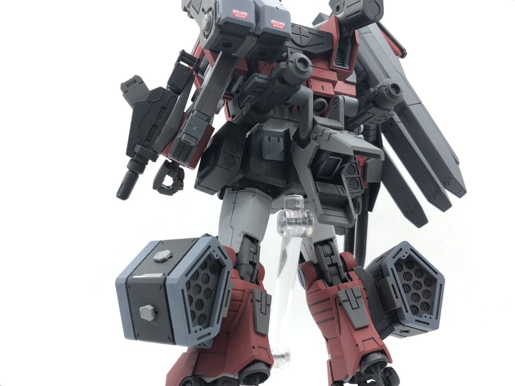 機動力確保の為に背面は脹脛部分にバーニアを追加、腰部分にスラスターを追加してます。前面は肩の部分にスラスターを追加しました。