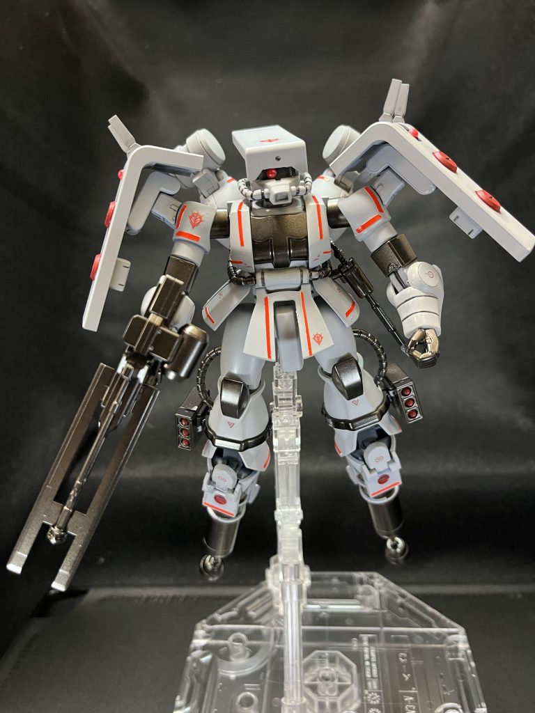 カラーリングは、試験機ということで、サイコミュ高機動試験用ザク風にしてみました。赤い線は、100均の赤丸シールを細く切ったものです。