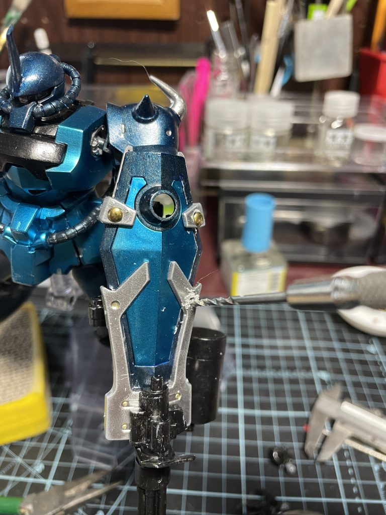 ボルトを埋め込むために貫通しない程度に少し掘る